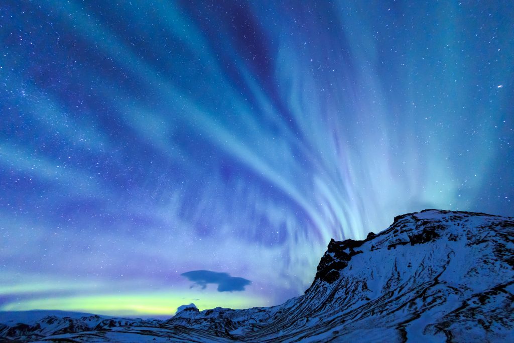 アイスランド　The Northern Light aurora over at snow Mountain Iceland　shutterstock_439477564